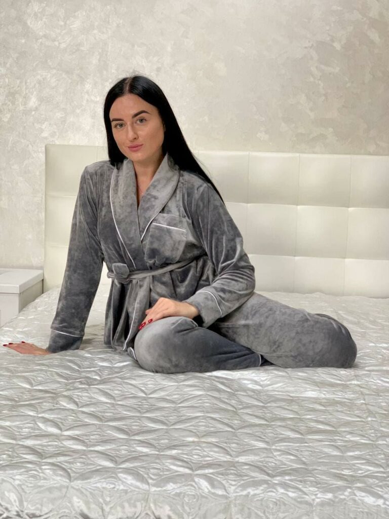 Зимова велюрова жіноча піжама BOBRAND (на запах зі штанами)