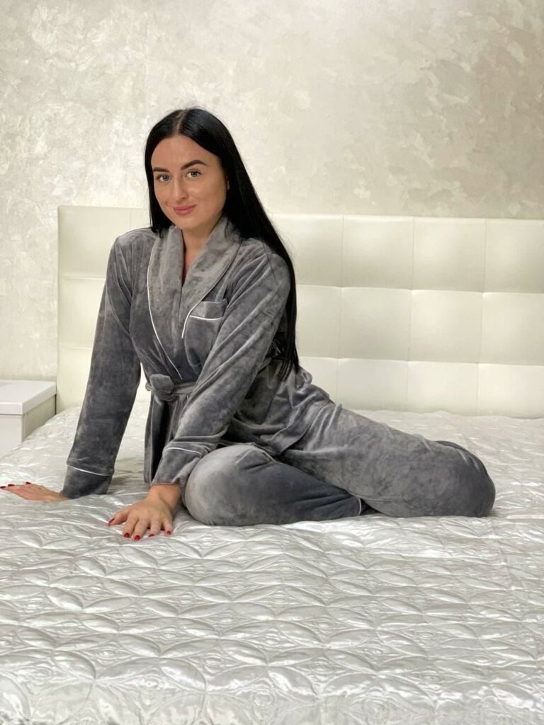 Зимова велюрова жіноча піжама BOBRAND (на запах зі штанами) зображення 4