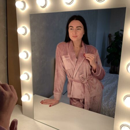 Жіноча велюрова піжама BOBRAND з поясом та штанами зображення 6