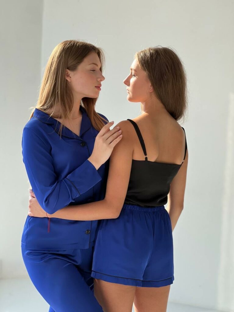Піжама жіноча синя шовкова BOBRAND 3 в 1 (сорочка, штани та шорти, колір синій електрік) зображення 2