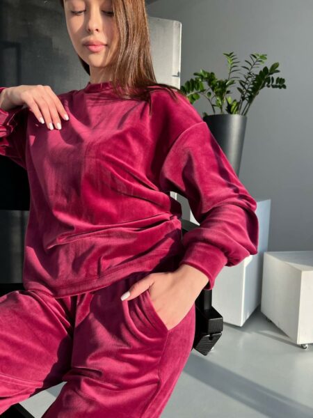 Велюрова жіноча піжама зі штанами BOBRAND (кофта та штани кюлоти з карманами, колір малиновий) зображення 3