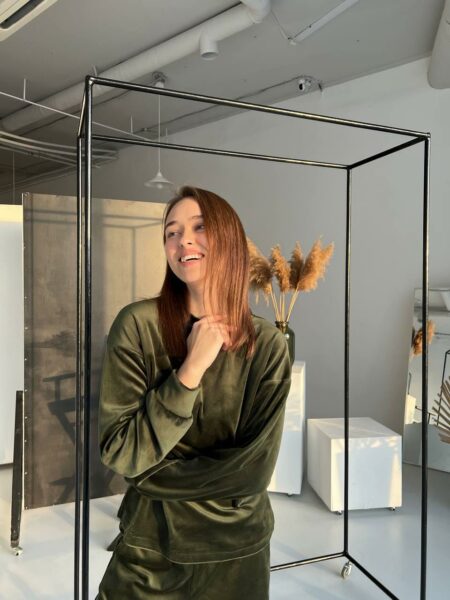 Велюрова жіноча піжама BOBRAND (кофта та штани, колір Хакі) зображення 5