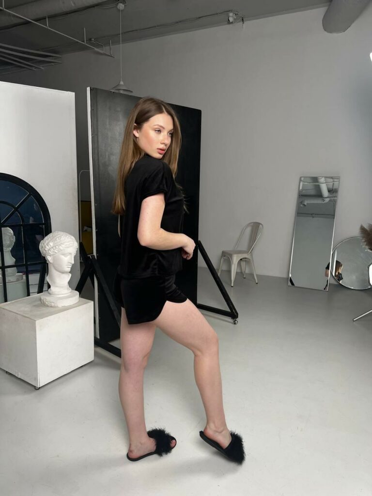 Жіноча піжама BOBRAND велюрова футболка та шорти (велюр, двійка, колір чорний) зображення 3