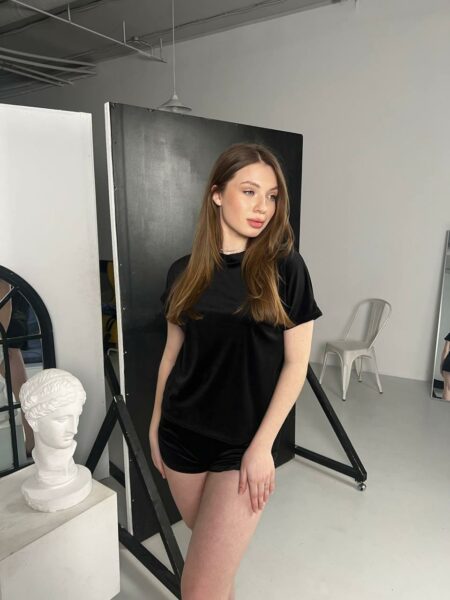 Жіноча піжама BOBRAND велюрова футболка та шорти (велюр, двійка, колір чорний) зображення 4