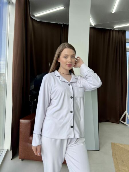 Жіноча піжама BOBRAND на ґудзиках зі штанами, колір білий зображення 3