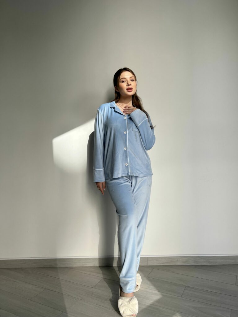 Тепла велюрова жіноча піжама BOBRAND зі штанами, колір блакитний зображення 2