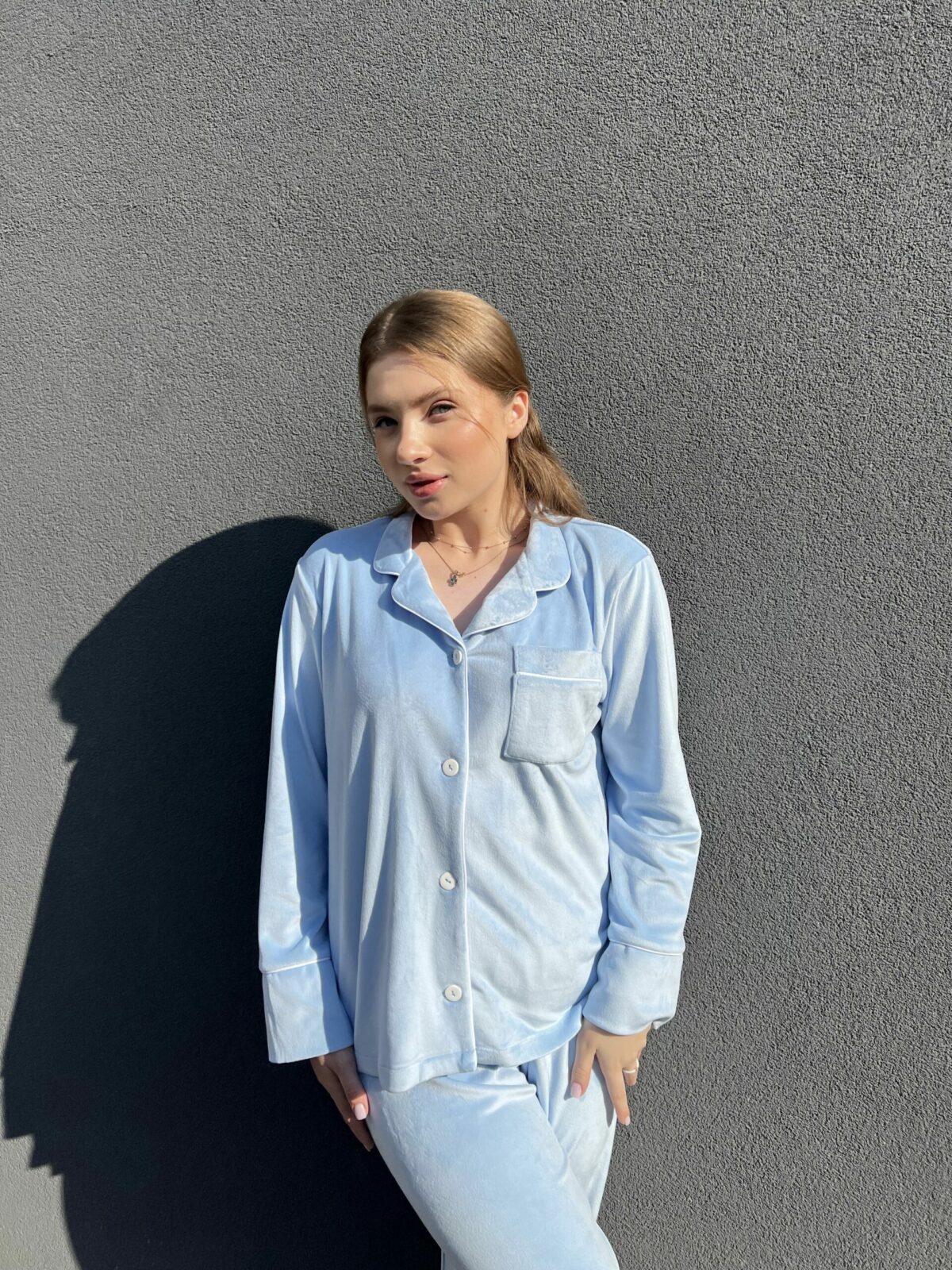 Тепла велюрова жіноча піжама BOBRAND зі штанами, колір блакитний зображення 3