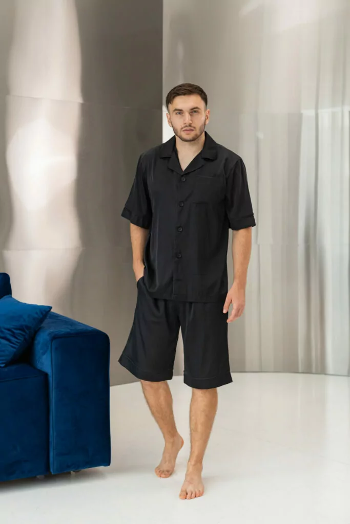 Чоловіча піжама BOBRAND шорти і сорочка в чорному кольорі зображення 8
