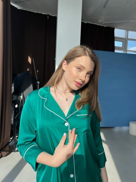 Жіноча шовкова піжама BOBRAND зеленого кольору (сорочка з поясом та штани) зображення 2