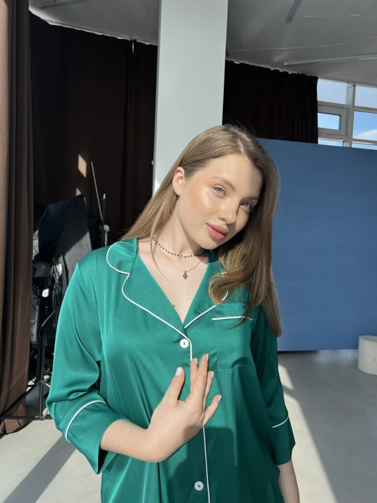 Жіноча шовкова піжама BOBRAND зеленого кольору (сорочка з поясом та штани) зображення 2
